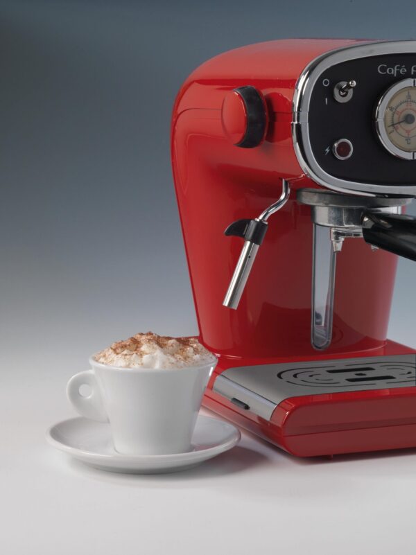 En Küçük Ayrıntılara Dikkat Edilerek Rafine Bir Retro Tasarımla Karakterize Edilen Yeni Ariete Kahve Makinesidir. Metalik Cilalı Gövde