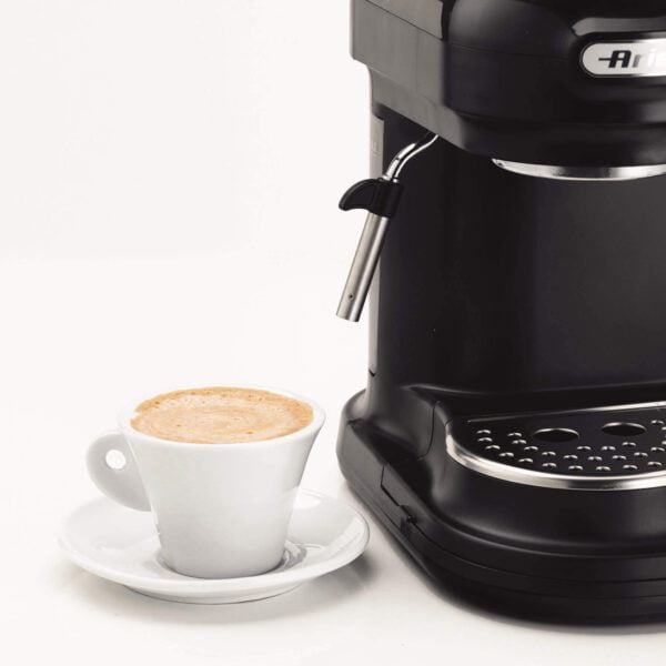 Ariete&Amp;Apos;Nin Iki Temel Özelliği Olan Tarz Ve Işlevsellik Moderna Serisinin Espresso Kahve Makinesinde Mükemmel Bir Şekilde Ortaya Çıkıyor.