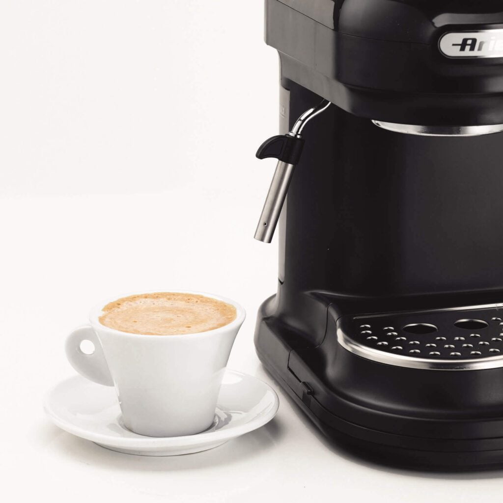 Ariete'nin iki temel özelliği olan tarz ve işlevsellik Moderna Serisinin espresso kahve makinesinde mükemmel bir şekilde ortaya çıkıyor.