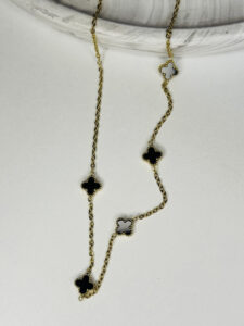 Çelik Siyah Yonca Kolye – Gold Zincirli Şık Tasarım