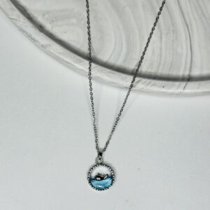 Çelik Silver Zincirli Yunus Balığı Detaylı Mavi Desenli Kadın Kolye | Deniz Temalı Şık Tasarım - GildoraAccessories