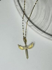 Çelik Küçük Taş Detaylı Melek Kanat Ve Kılıç Figürlü Gold Kadın Kolye | Güç Ve Zarafeti Buluşturan Tasarım