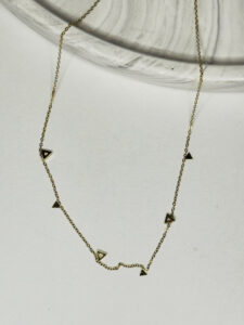 Zarif Üçgen Detaylı Gold Çelik Kadın Kolye | Minimal Ve Şık Tasarım