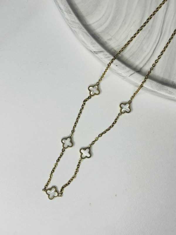 Img-7172 Çelik Beyaz Yonca Kolye – Gold Zicirli Zarif Ve Şık Tasarım - Görsel 1