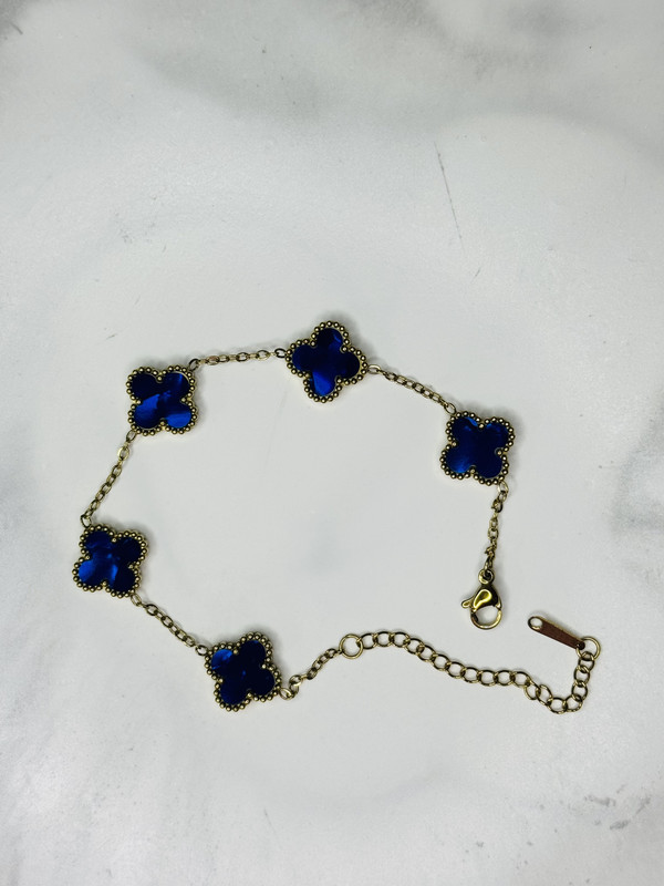 Çelik Mavi Yonca Gold Zincirli Bileklik – Şık ve Zarif Tasarım