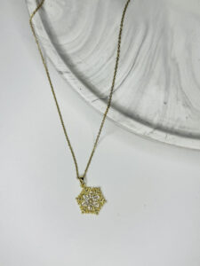 Çelik Kar Tanesi Kolye – Altın Renkli Taş Detaylı Zarif Tasarım
