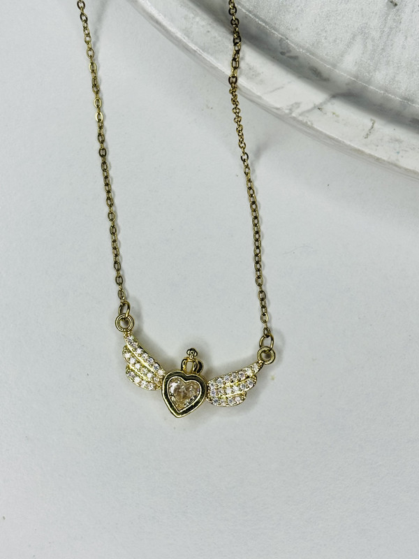 Çelik Altın Renkli Taşlı Melek Kanatlı Kalp Kolye