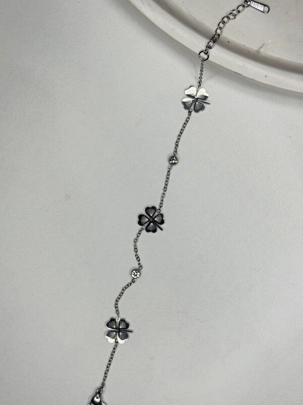 Çelik Dört Yapraklı Yonca Figürlü Silver Bileklik – Paslanmaz Kadın Şans Bilekliği, Kararma Yapmaz Zarif Takı - GildoraAccessories