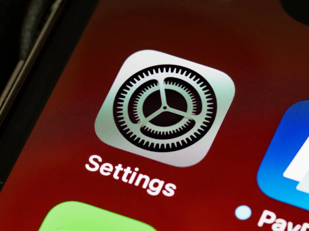 iPhone Ayarlar Genel Hakkında ekranı — IMEI ve batarya kapasitesi doğrulama